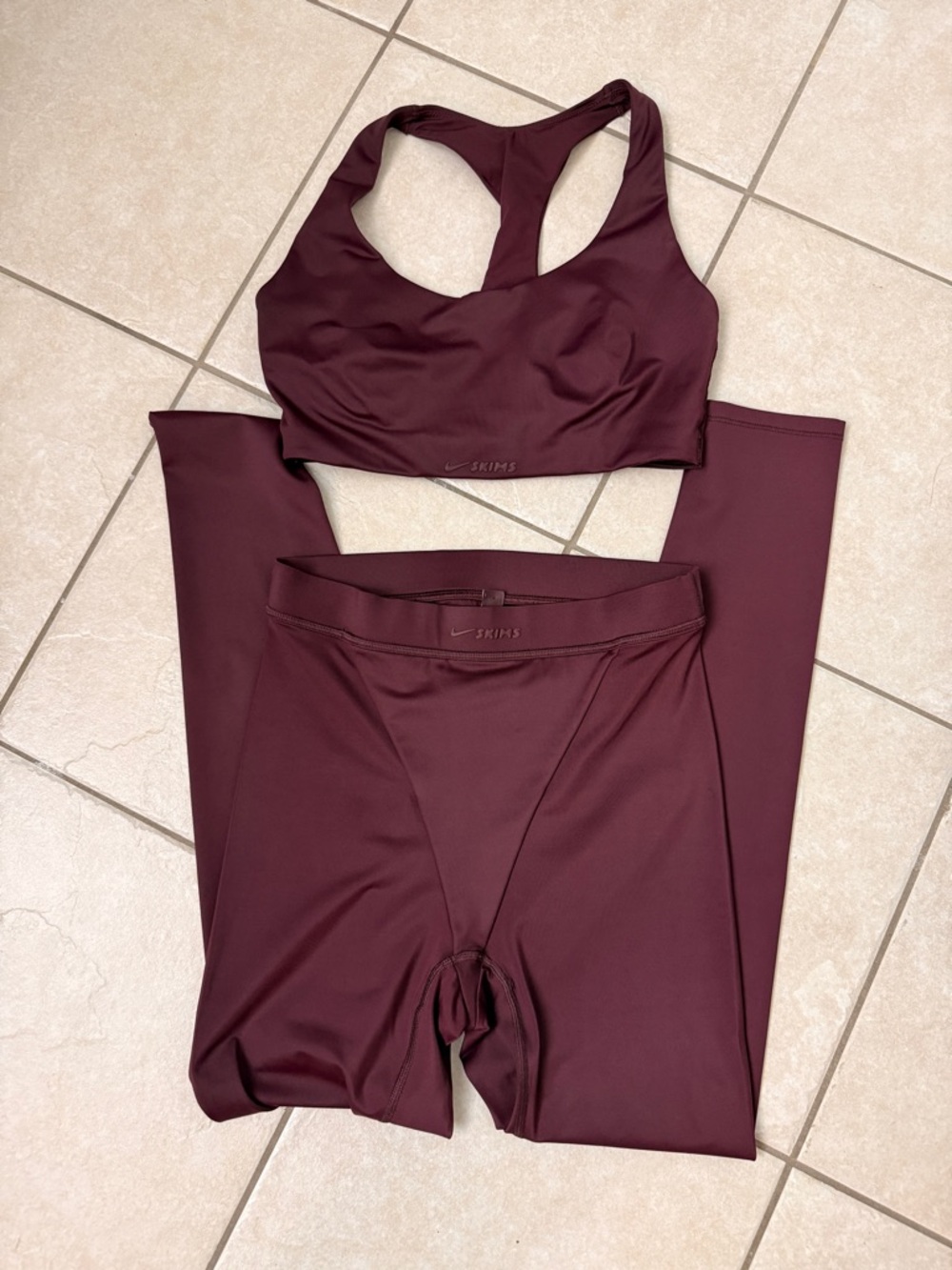 NikeSKIMS Matte Women's High-Waisted V-Line 26" Leggings & Racerback Bra